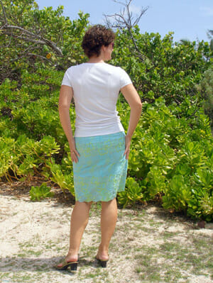 Easy lined pencil skirt. using an embrodered eyelet fabric.  From So Sew Easy.