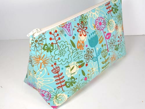 Easy Cosmetics Bag Pattern. Free pattern, quick and easy to sew but so many uses!