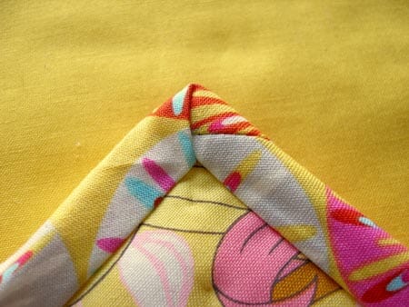 Turning corners with bias binding.  How to get nice neat, sharp and even corners front and back.