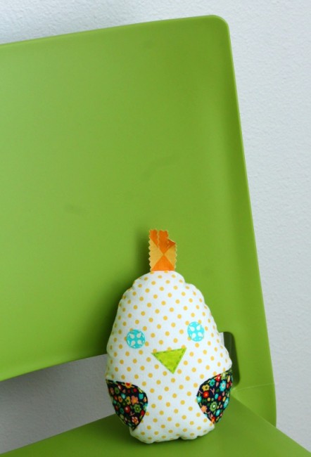 So cute and ideal for a toddler easter egg hunt or a cute baby toy.  Quick enough to run up a whole bunch of these easy Easter chick softies.