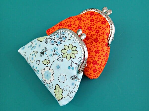 How to sew a coin purse with a sew-in purse frame. Looks easy, quick and love how good it looks in the end.
