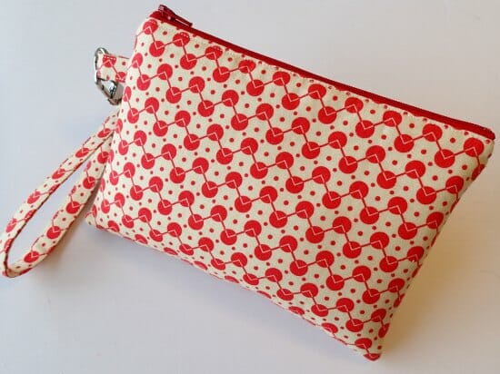 Love this pattern for beginners. Simple wristlet purse with a few nice features such as a padded pocket and a place for cards too.