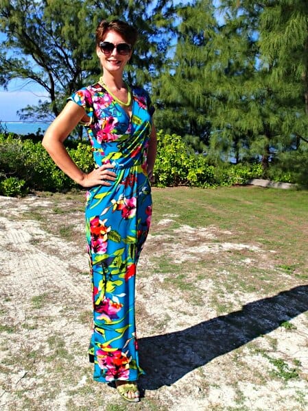 Oh wow, on my summer sewing list for sure. Free pattern and tutorial on how to make this tropical wrap maxi dress pattern.
