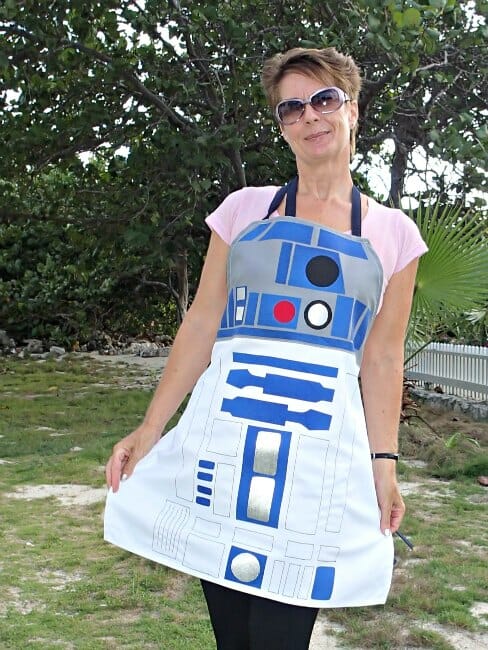 Squeal! A chance to show my geeky side and my love of Sci-Fi with this free apron pattern. Running to the fabric shop right now!