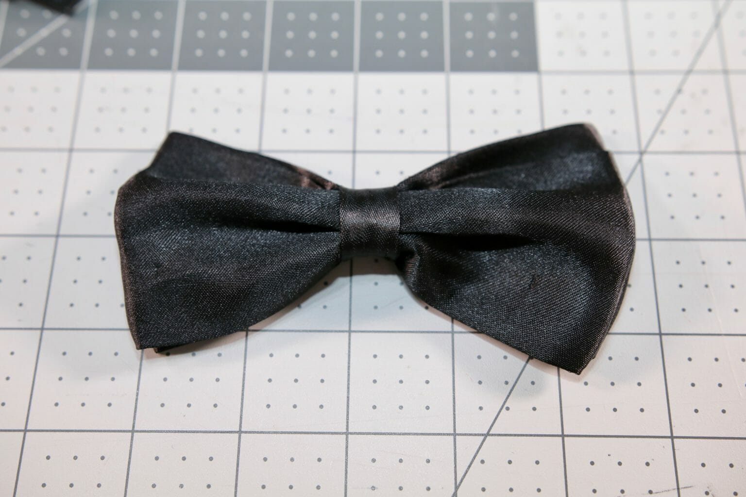 Easy bow tie pattern and tutorial, when you need to pull a James Bond ...