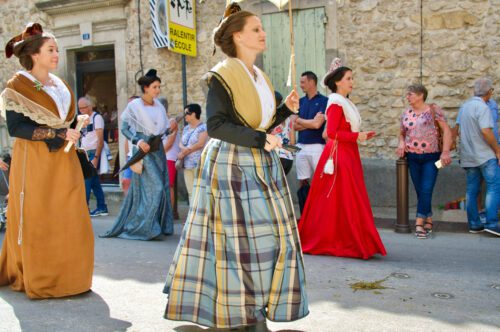 Children in Traditional Alsatian Dress … – License image – 70052380 ❘  lookphotos